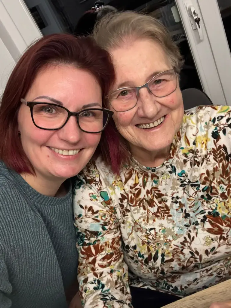 Haushaltshilfe Zeuthen gemeinsam mit Seniorin vertrauensvolle Alltagshilfe und persönliche Betreuung