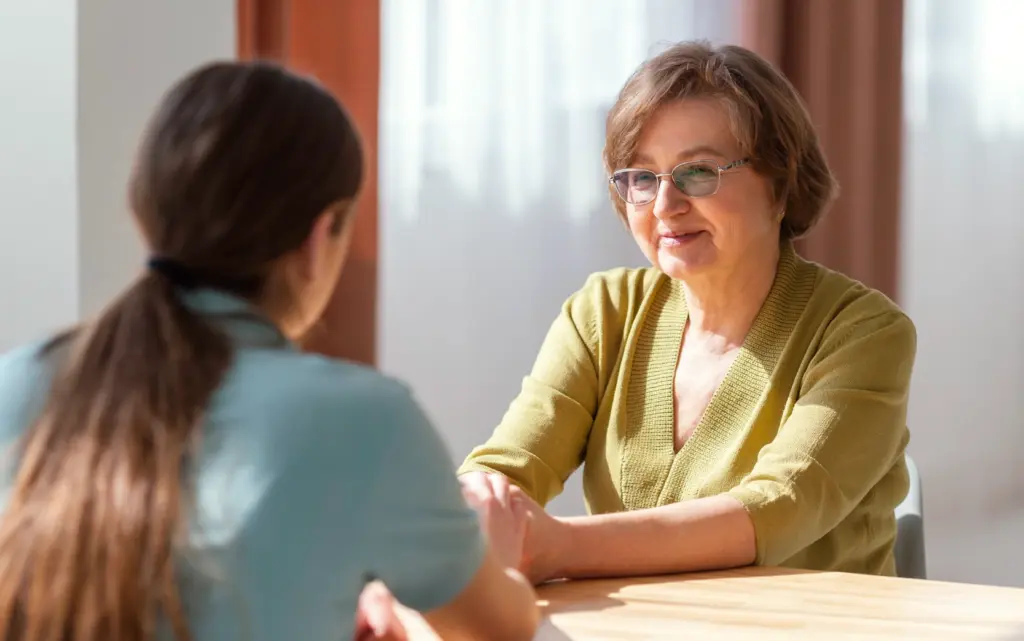 Alltagshilfe und Haushaltshilfe Zeuthen im persönlichen Gespräch mit Seniorin